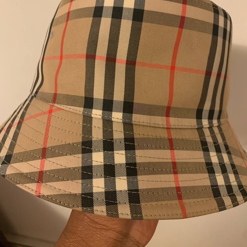 Burberry bucket hat